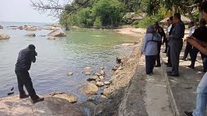 Untungnya ada beragam cara untuk menghilangkan si hitam ini. Perairan Batam Sepanjang 4 Kilometer Tercemar Minyak Hitam Butuh Rp 275 Juta Untuk Membersihkannya Tribun Batam