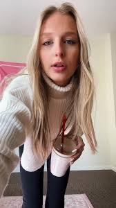 Roxanne Summers's Instagram, Twitter & Facebook