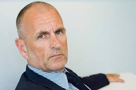 Warren går til rettssak