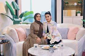 She rose to fame when participated in a beauty queen competition, dewi remaja. Neelofa On Twitter Rt If You Re Watching Nexttoneelofa