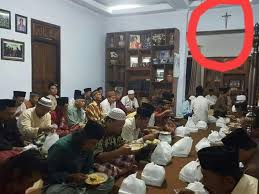Sajen yang berikut ini kerap kali saya lihat di acara selamatan orang yang sudah meninggal, entah itu selamatan 3 hari, 7 hari, 40 hari, 100 hari, maupun 1000 harinya. Toleransi Kebablasan Warga Nu Selamatan 40 Hari Wafatnya Seorang Kristen Katolik