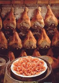 Prosciutto Di Parma In An Aging Cellar With Sliced Ham On A Plate Pasti Italiani Idee Alimentari Cibo E Vino