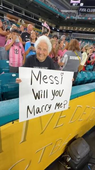 "MESSI, ¿QUERÉS CASARTE CONMIGO?" LA ABUELA DE UN INFLUENCER ENAMORÓ A LAS  GRADAS DEL MUNDIAL DE CLUBES La pasión por Leo Messi no tiene fronteras…  ¡ni edad! En el marco del Mundial de Clubes FIFA 2025, que se disputa ...