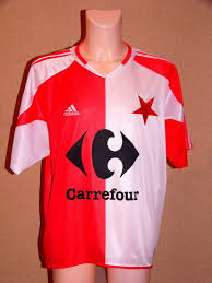 Esto se manifiesta en un diseño a mitades, una roja y otra blanca, con mangas intercambiadas. Slavia Praha Home Camiseta De Futbol 2004 2005