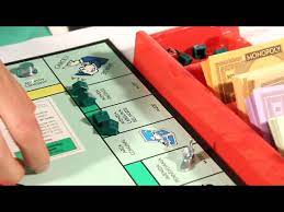 En estados unidos numerosas series de televisión han tenido su propia versión de monopoly: Monopoly Youtube