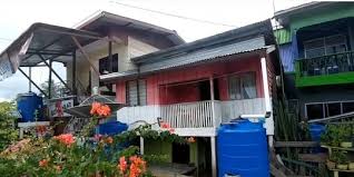Sebagai informasi, rumah unik ini bernama rumah perbatasan patok 3. Potret Rumah Unik Di Indonesia Ruang Tamu Dan Dapurnya Berdiri Di 2 Negara Berbeda Merdeka Com