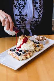 Notre Nouvelle Gaufre Gateau Au Fromage Et Bleuets Un Coulis De Framboises Des Biscuits Graham Caramelises Et Notre Creme Gateau Au Fr Food Waffles Breakfast
