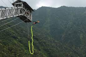 The launching pad is usually erected on a tall structure such as a building or crane, a bridge across a deep ravine, or on a natural geographic feature such as a cliff. Bungee Jumping Itravel De