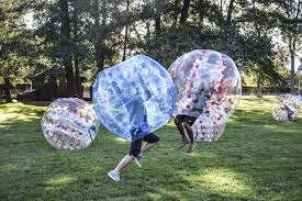 Bubble football, auch bubble soccer oder bubble ball genannt, ist der neue trendsport aus dänemark! Bubble Foot Yverdon Les Bains Region Jura Lac Schweiz