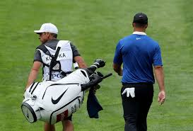 Brooks koepka waves after making a birdie on the 12th hole during the final round of the 2020 pga championship. Ein Blick In Die Tasche Von Pga Champion Brooks Koepka