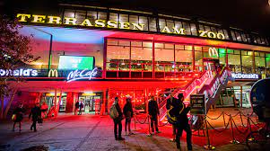 Finden sie reisebewertungen und fotos von restaurants 6,9 km von bahnhof zoologischer garten. Mcdonalds Am Berliner Zoo Restaurant Der Zukunft Gourmetwelten Das Genussportal