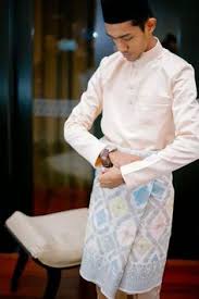 Dan ia termasuklah dengan baju tradisional orang melayu yang sangat sinonim dengan perayaan umat islam iaitu hari raya aidilfitri dan aidiladha. 79 Baju Melayu Ideas Traditional Outfits Batik Kebaya Batik Fashion
