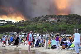 Dans le département du var, où l'alerte est à son niveau le plus élevé, le feu est toujours sous haute surveillance, et ce pour au moins 48 heures. Incendies Le Sud Est Et La Corse Ravages Par Les Flammes Le Point