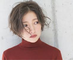 前髪で髪型の印象が変わる 前髪の分け方を変えて簡単イメージチェンジしよう センターパート パーマ ショートボブ 前髪 ボブパーマ