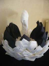 Réalisez ce pliage de serviette en forme de cygne grâce à la belle adresse ! Pliage Serviette Cygne Distributeur Gamboahinestrosa