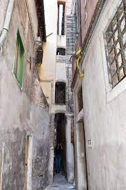 La bibliotecaria di calle varisco book. Calle Varisco The Narrowest Street In Venice Venezia