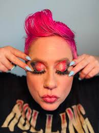 Ummm that doesn't look like cat food 😳 what the helly?