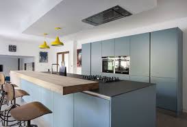 Cuisine Bleu Gris De Design Moderne Avec Armoires Sans Poignees A Finition Mate Cuisine Moderne Cuisine Gris Interieur De Cuisine