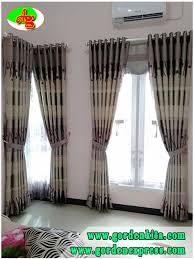 Perpaduan warna terang yang mendominasi dengan sentuhan warna gelap pada gorden akan menghasilkan perpaduan yang cantik. Gambar Gorden Jendela Kamar Ashifa Gordyn Jawa Tengah