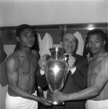 Eusebio Bela Guttmann And Mario Coluna In 1962 After Benfica Defeated Real Madrid 5 3 To Win Their Second Consecutive E Eusebio Champions League European Cup