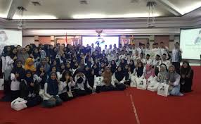 Tanggal 2 april 2014 semoga amal ibadah beliau diterima di sisi allah swt mengenang 100 hari wafatnyaistri, ibu dan nenek kami yang tercinta. Mengenang 40 Hari Wafatnya Mbah Moen Santri Life Skill Daarun Najaah Padati Gedung Gradhika Lifeskill Daarun Najaah