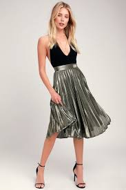 Check spelling or type a new query. Star Shine Gold Pleated Midi Skirt In 2021 Midi Skirt Pleated Midi Skirt Sequin Mini Skirts