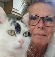 🗣️ “It Ain't Over 'Til It's Over.”That's what @lennykravitz said! 🎙️ I  just added the Velvet. 🎥: @wiseboyphoto 🎸: @sambackingtracks  #VelvetCovers #VelvetThursdays #LennyKravitz #davidmichaelwyatt