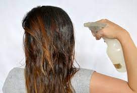 Schiaccia ogni mezzo limone in una ciotola o in una . Avete Mai Provato A Spruzzare Del Limone Sui Capelli E Un Autentica Cura Di Salute E Bellezza