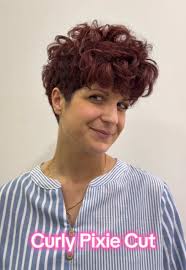 ✨ Taglio medio con frangia arrotondata su riccio ✨ Una versione modern...