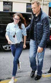 A day on the job for a celebrity bodyguard can include anything from escorting the client to dinner, business meetings, music video sets, shopping. 18 Celebrities Whose Bodyguards Are More Handsome Than Them