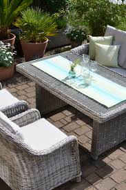 Einmal Einschenken Bitte Aber Das Wird Naturlich Schwierig Wenn Das Sofa Gerade So Bequem Ist Gartenmob Sofa Tisch Gartenmobel Sets Outdoor Dekorationen