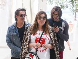 Ξεκίνησε την καριέρα της στο τραγούδι ως ντουέτο με την αδελφή της, λιάνα, όμως γρήγορα απέκτησε αυτόνομη καλλιτεχνική υπόσταση. Dionyshs Sxoinas Kaith Garmph O Gios Toys Megalwse Einai Koyklos Kai Fwnara Binteo News Youweekly