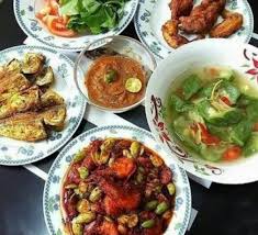 Beberapa hari ini lagi rajin bikin set menu, jadi menu lengkap untuk makan malam atau makan siang.yaitu lauk dan pelengkap yang cocok. Menu Makan Malam