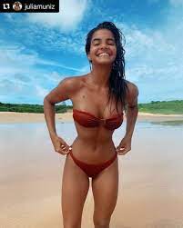 Morena biquíni