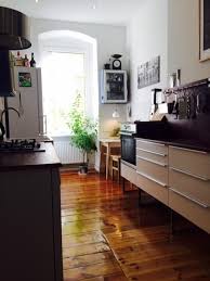 Modern Eingerichtete Kuche Mit Hochglanzendem Dielenboden Kleiner Sitzecke Und Hohem Fenster Kuche Kitch Kuchen Inspiration Kuchenprodukte 3 Zimmer Wohnung