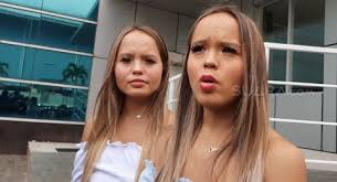 Sontak saja netizen yang menyadari kesalahan pengucapan saudara kembar itu menghujat mereka berdua. Kumpulan Berita The Connell Twin Pakai Bikini Diledek Mirip Pembantu Carly The Connell Beri Balasan Menohok