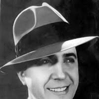 Volver, con la frente marchita, las nieves del tiempo platearon mi sien. Letra De Volver De Carlos Gardel