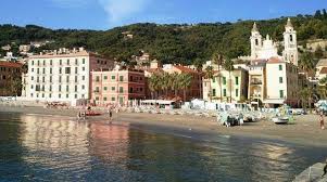 Laigueglia Liguria In Provincia Di Savona Con I Suoi Carruggi Le Piazzette E Le Case Rosa E Tra I Borghi Piu Belli D Italia Luoghi Case Rosa Italia
