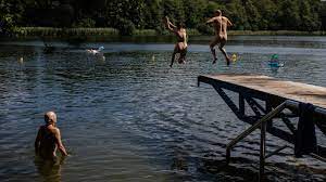 コロナ禍のドイツで白熱する「ヌード水泳」解禁論争─市長に脅迫状も | 裸は「自由」の象徴だ | クーリエ・ジャポン