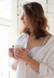::buenos días, mi rey, perdona si te levanto tan temprano. Buenos Dias Hermosa Mujer Vestida Con Lenceria Blanca Tomando Cafe En La Manana Sentada Junto A La Ventana Fotos Retratos Imagenes Y Fotografia De Archivo Libres De Derecho Image 67467238