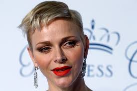 Niente capelli lunghi e look bon ton per charlene, che ha stupito tutti nell'annuale. Charlene Principessa Moderna Stile Androgino Per Il Cambio Look La Repubblica