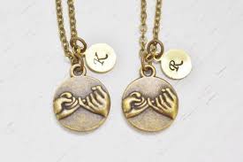 Las cadenas tienen una componente de dominación que es muy visual, muy estética. 20 Ideas De Cadenas De Parejas Collares De Parejas Joyas De Parejas Collares Bff