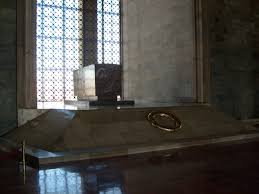 Anıtkabir'in anıt mezar bölümünün ön cephesinden görünümü. Anitkabir Vikipedi