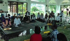 Nama penuhnya ialah ariffin bin muhamad. Ajaran Sesat Mirip Ayah Pin Sudah Diambil Tindakan Kata Jais Minda Rakyat