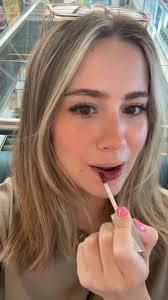 Avmde ablamları beklerken aldığım glossun black honey muadili cıkması şoku  (black honeyi bir kere bile sürmedim) #blackhoney #deborah #fyp #keşfet  #fypage #fy #keşfetteyiz #keşfetteyim ...