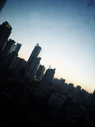 你重复醒来 重复睡去 重复喝醉与清醒的工作着 你要自己更健康 更有品味 更有魅力 你要当一个更值得活着的人 要当一个更好的人 你要面对即将到来的中年 你要开始一段婚姻关系 你要面对更多的家庭问题 在那些从来就没停止过的彷徨 担心以及 skyline new