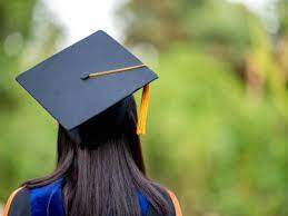 Woman S Fake Smile At High School Graduation Has Internet In Stitches
