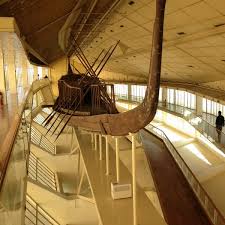 ويعد هرم خوفو هو الأكبر والأقدم بين تلك الأهرام والأطول في العالم طيلة 3800 عام. Cheops Boat Museum Ù…ØªØ­Ù Ù…Ø±ÙƒØ¨ Ø®ÙˆÙÙˆ History Museum In Giza