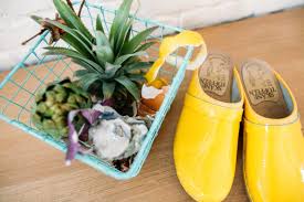Ne Jetez Plus Vos Epluchures Beaute Jardin Maison Elles Peuvent S Inviter Partout Voici Quelques Trucs Et Astuces Pou Epluchures Trucs Et Astuces Astuces