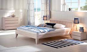 Shabby chic decor photos and romantic decorating ideas (mostly from rachel ashwell!) incorporating slipcovered sofas, lots of white, floral fabrics, fresh flowers, painted furniture, pastels, flea market finds, and vintage style freshened by a spare. Shabby Chic Bett Selber Bauen
